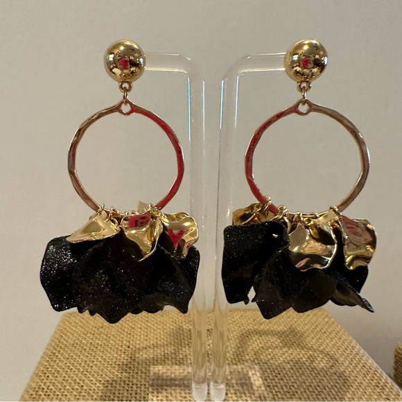 NWT Daisy Fuentes Earrings- shiny gold tone with black acrylic sparkly petals - Picture 14 of 15